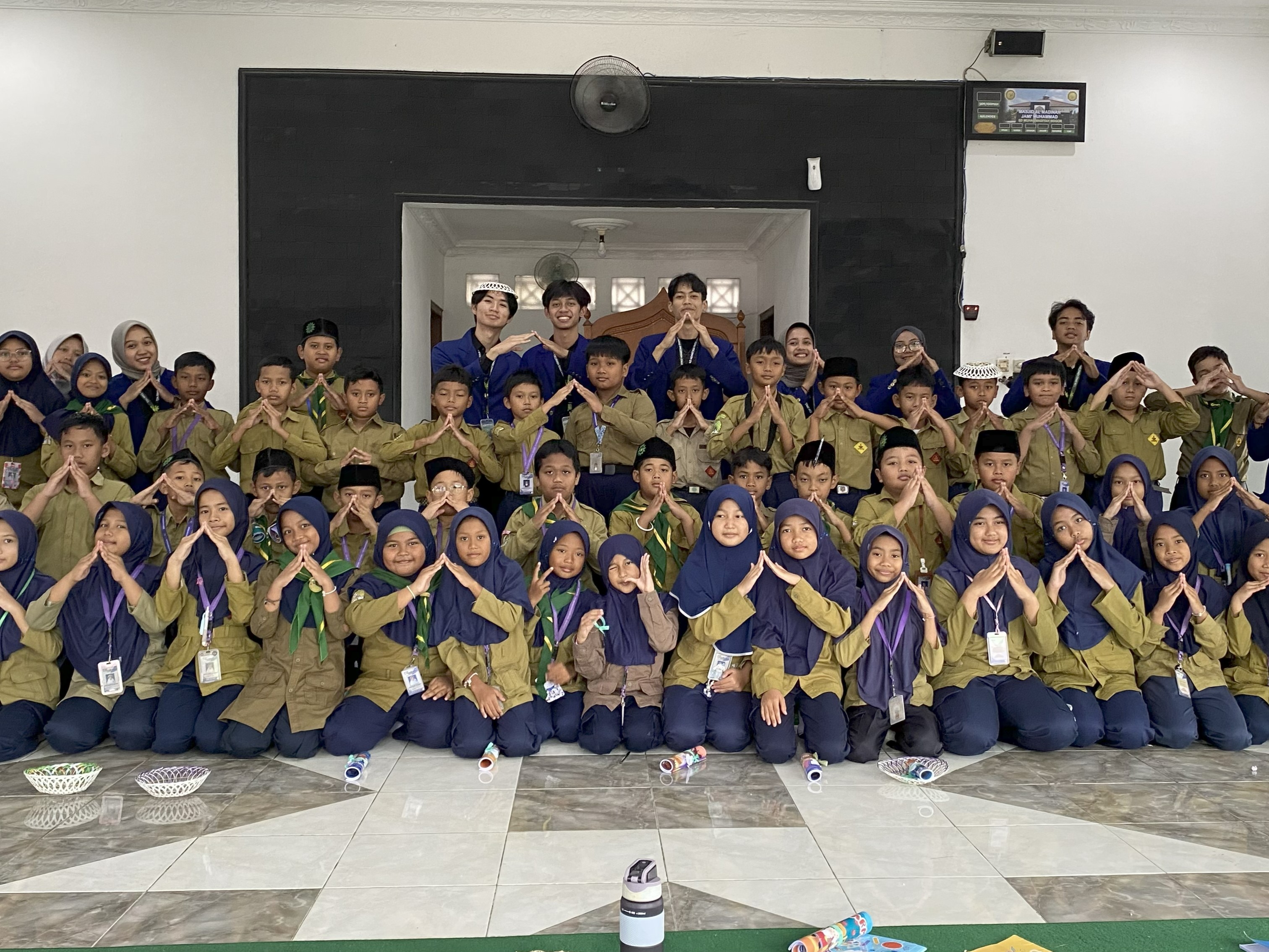 Gerakan Generasi Sadar Sampah: SD Muhammadiyah Bogor dan Tim PPK Ormawa HIMATIKA UNY Ajak Siswa SD Daur Ulang Gelas Plastik Menjadi Piring