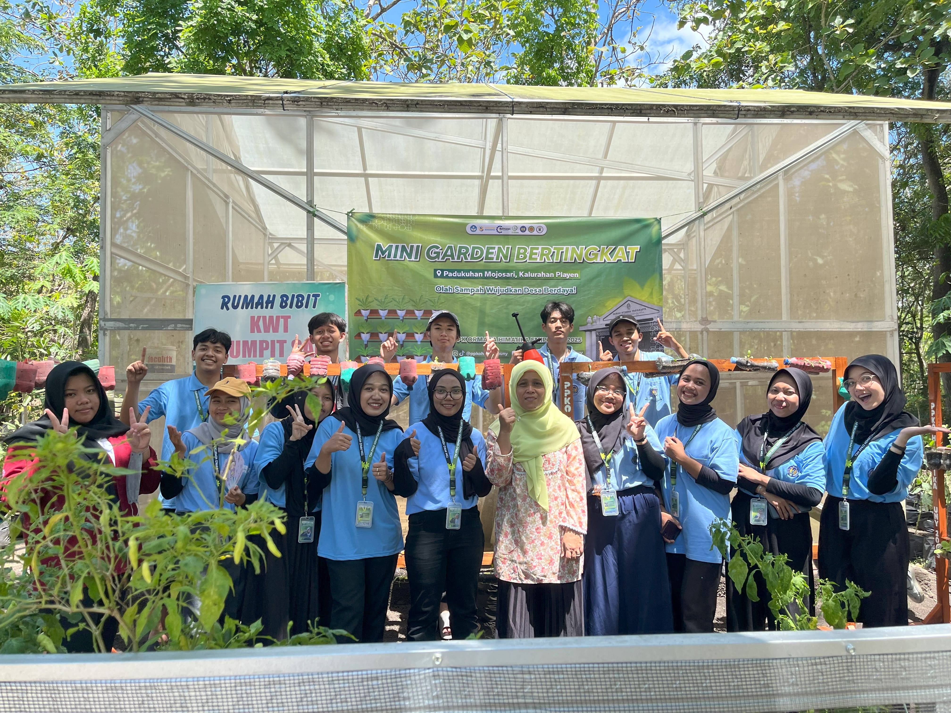 Workshop Mini Garden Bertingkat: Kreativitas Pemanfaatan Botol Bekas oleh Warga Padukuhan Mojosari