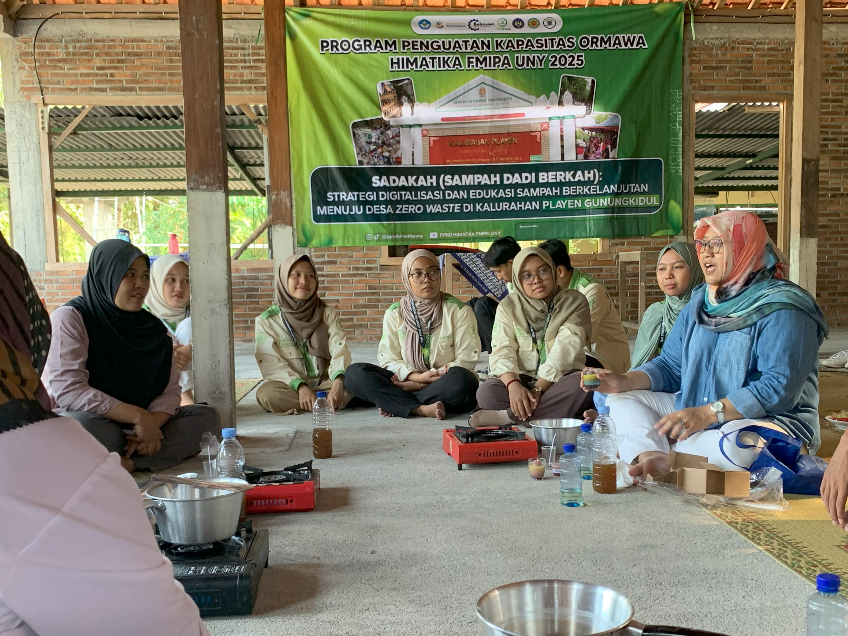 Workshop Lilin Daur Ulang dari Minyak Jelantah: Warga Playen Belajar Olah Limbah Jadi Produk Bermanfaat