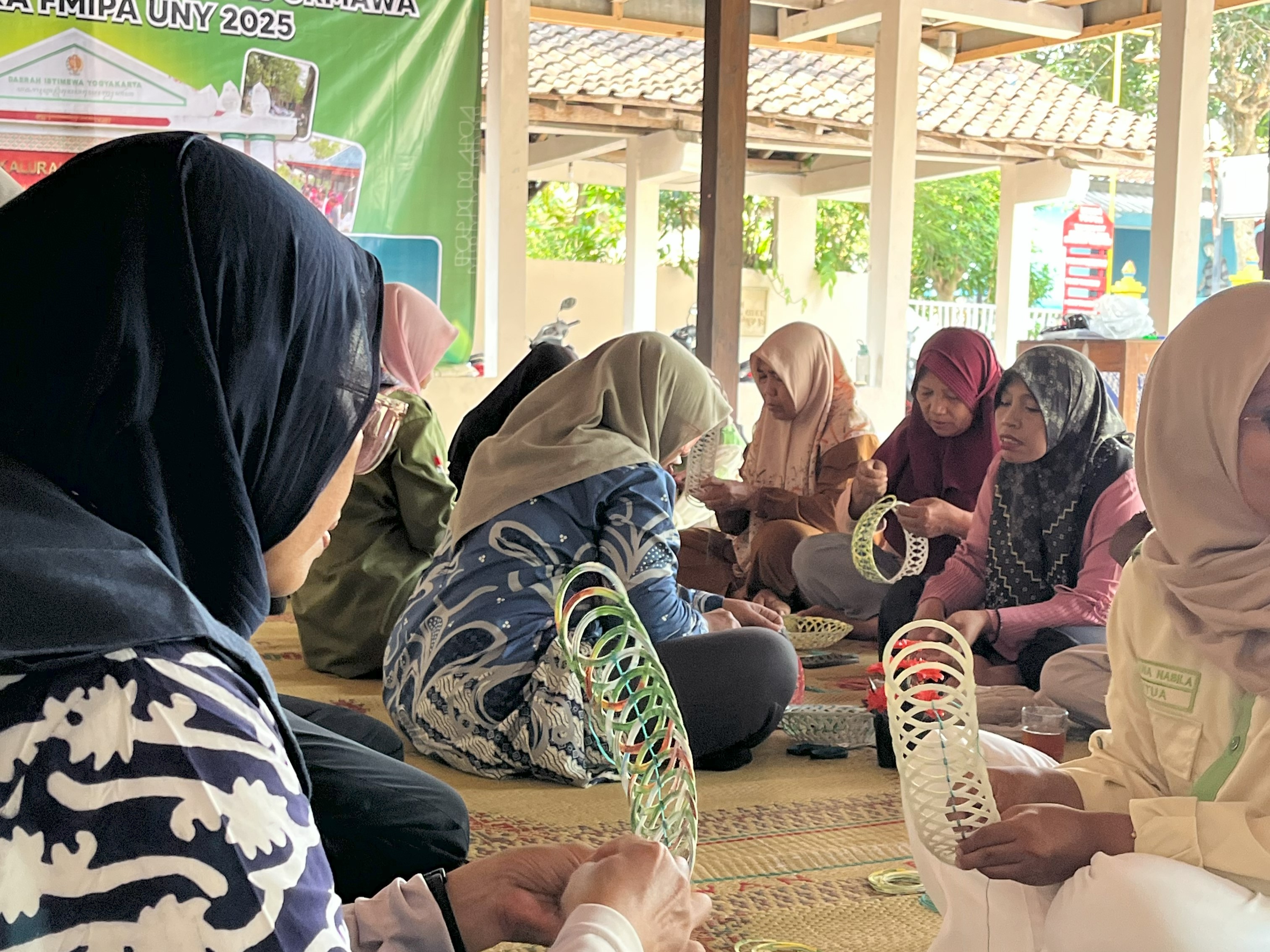 Workshop Pembuatan Kerajinan Piring dari Gelas Plastik Bekas: Edukasi Lingkungan dan Peningkatan Kreativitas Masyarakat Playen