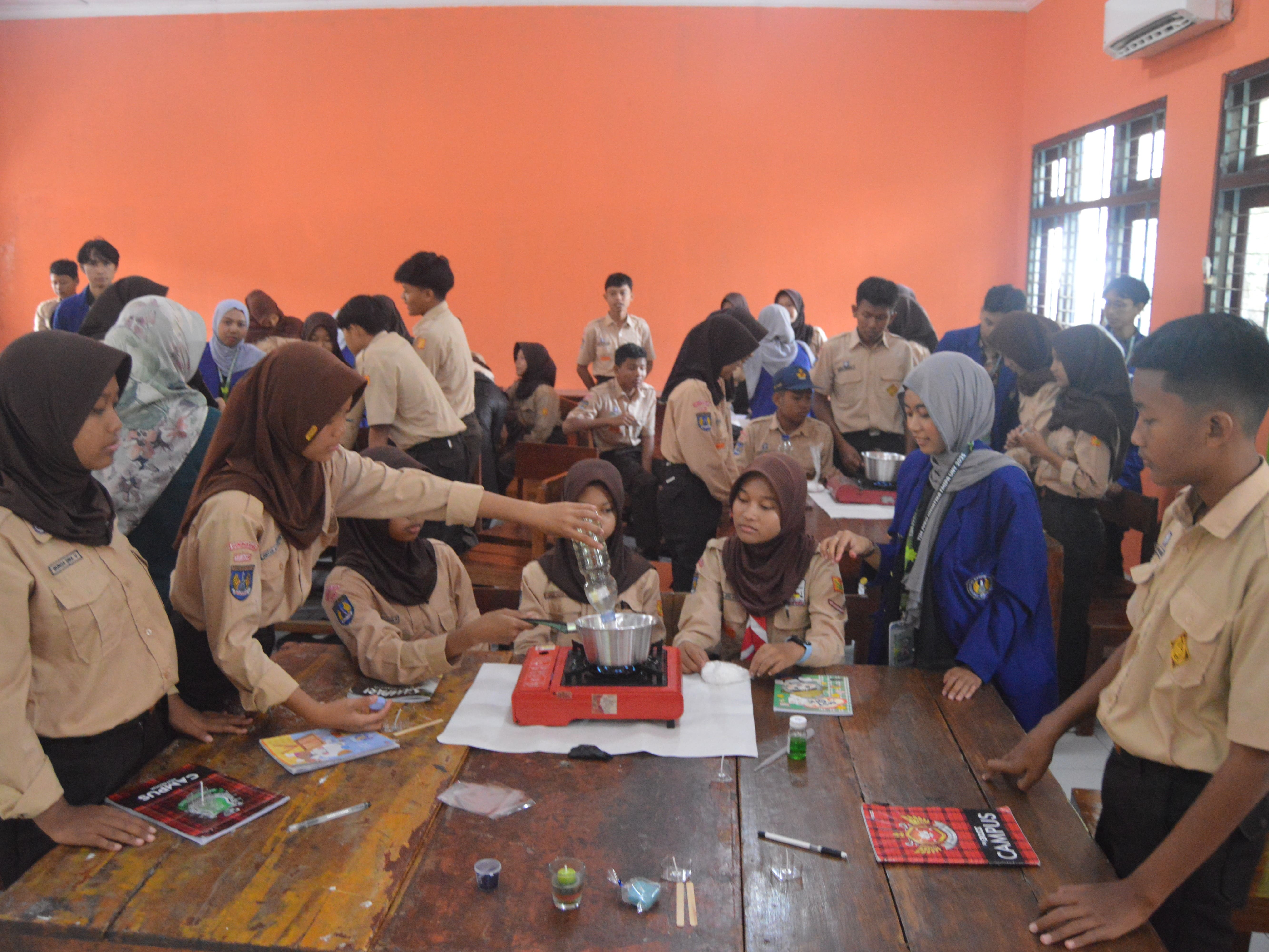 Gerakan Generasi Sadar Sampah: SMPN 1 Playen dan Tim PKK Ormawa HIMATIKA UNY Hadirkan Inovasi Pengolahan Limbah Minyak Jelantah Menjadi Lilin Aromatik